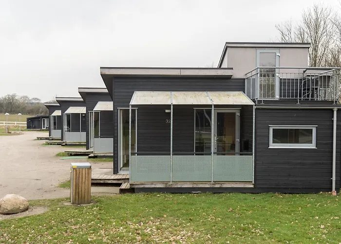 Sportsby - Danhostel, Huse Og