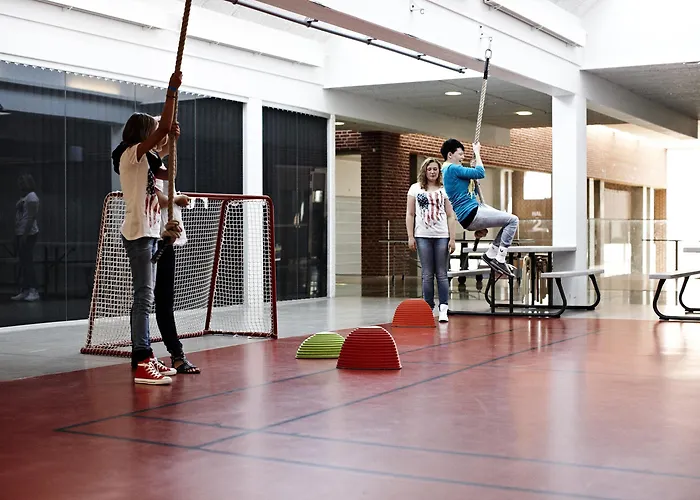 Sportsby - Danhostel, Huse Og